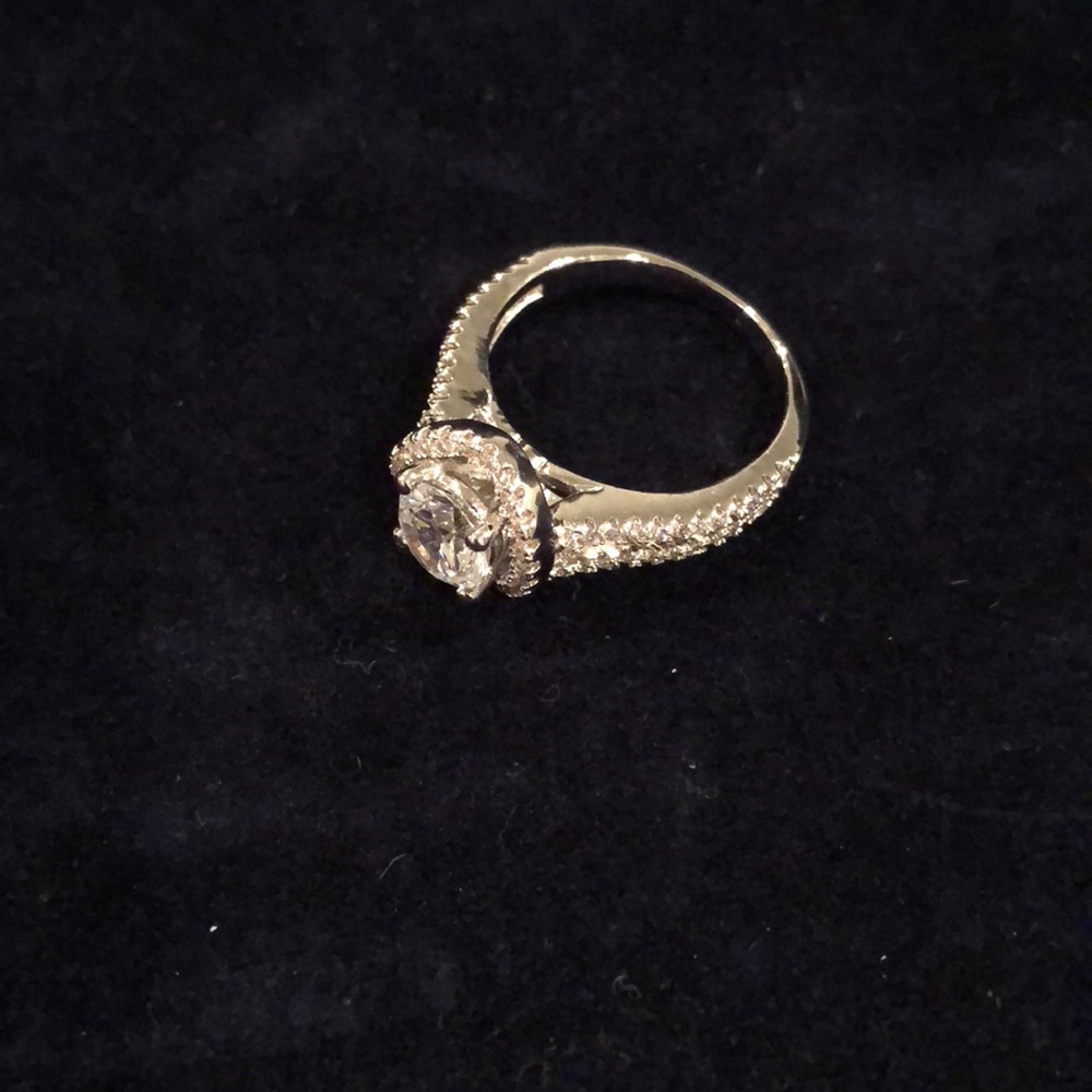 Stunning engagement ring - Picture 2 of 5